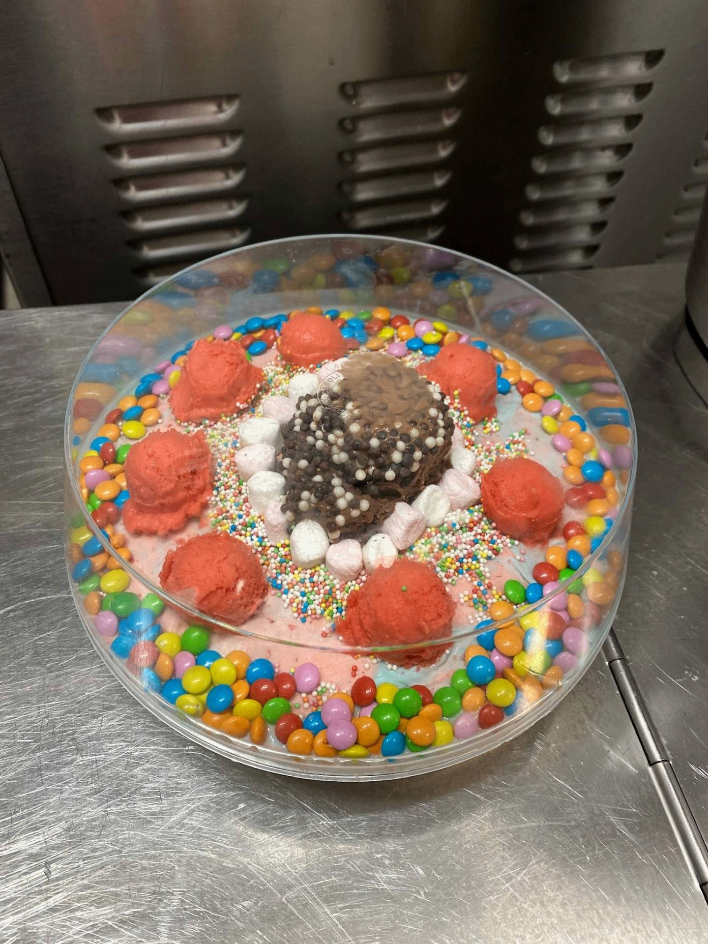 Kleurrijke kinderijstaart met smarties, marshmallows en vrolijke topping.