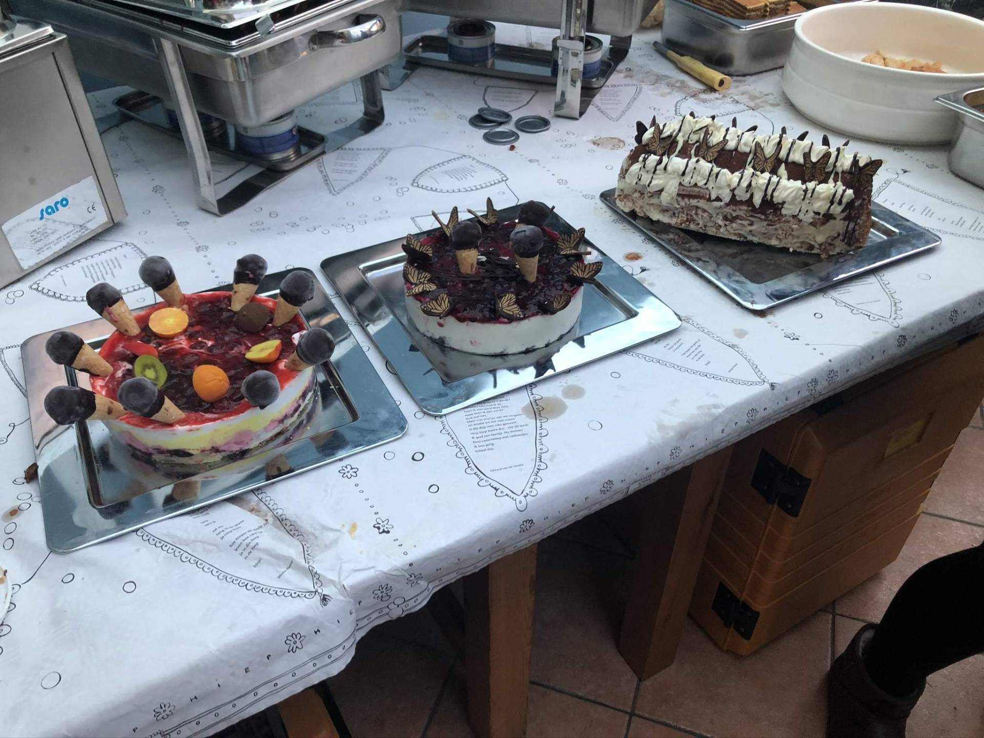 Selectie van verschillende ambachtelijke ijstaarten van IJS Fantasy op tafel.