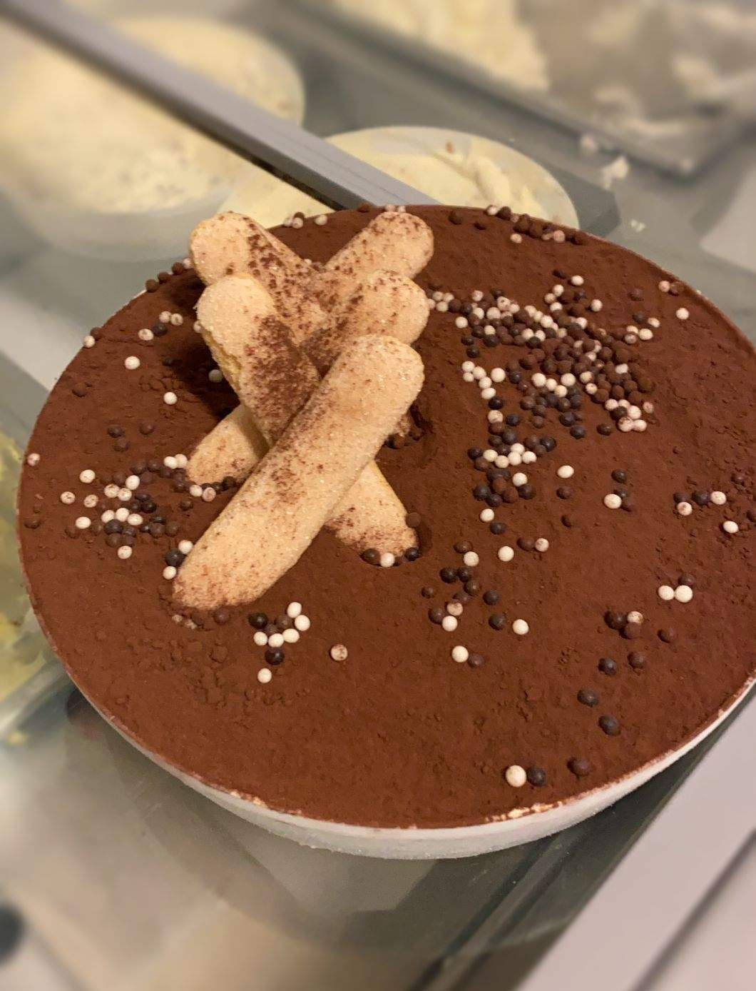 Tiramisu ijstaart met cacao en lange vingers.